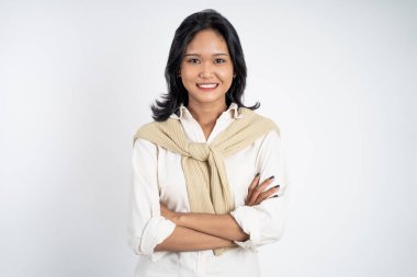 Asyalı kadın kameraya bakıyor çapraz kolla gülümsüyor.