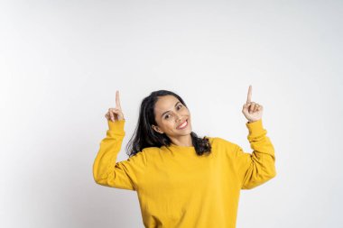 İzole edilmiş arka planda el hareketi yapan bir kadın.