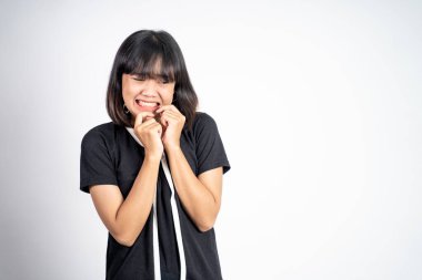 Endişeli ve korkmuş Asyalı kadın jesti