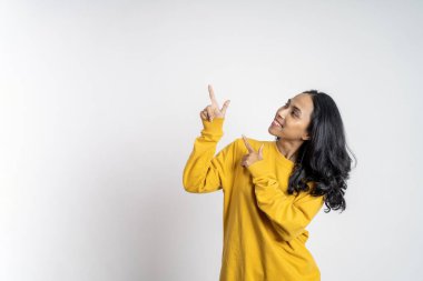 İzole edilmiş arka planda el hareketi yapan bir kadın.