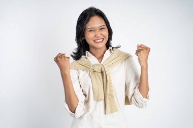 Asyalı kadın başarıyı kutlarken ellerini sıkıyor