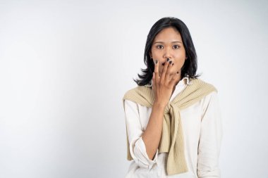 Yüzünde eli olan korkmuş genç bir kadın