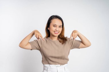 Parmağıyla işaret eden kadın izole edilmiş bir yerde el hareketi yapıyor.