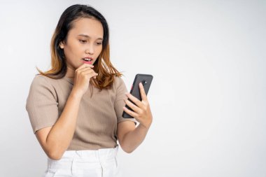 Cep telefonu kullanırken üzgün Asyalı genç kadın