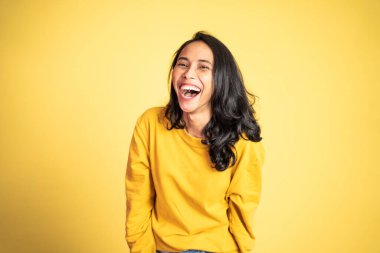 Heyecanlı, güzel bir kadın. Keyif alıyor.