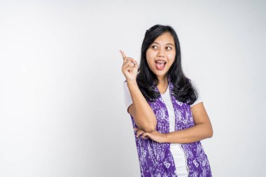 İzole edilmiş arka planda el hareketi yapan bir kadın.