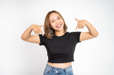 Parmağıyla işaret eden kadın izole edilmiş bir yerde el hareketi yapıyor.