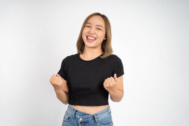 Kadınlar başarıyı kutlarken ellerini sıkarlar.