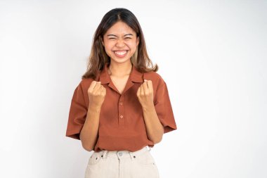 Asyalı kadın başarıyı kutlarken ellerini sıkıyor