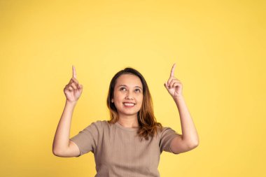 İzole edilmiş arka planda el hareketi yapan bir kadın.