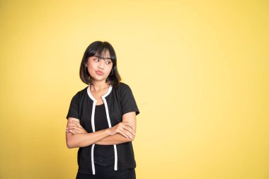 Soyutlanmış, düşünceli bir yüzü olan güzel bir kadın.