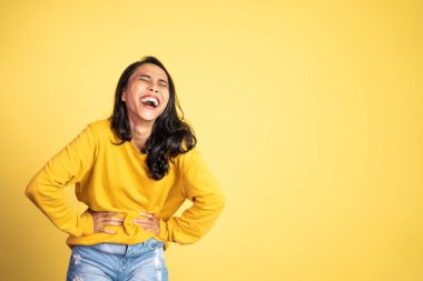 Heyecanlı, güzel bir kadın. Keyif alıyor.