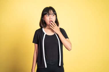 Soyutlanmış arka planda şok olmuş bir kadın.