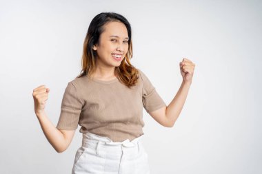 Asyalı kadın başarıyı kutlarken ellerini sıkıyor