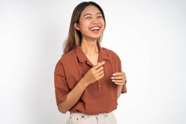 Heyecanlı, güzel bir kadın. Keyif alıyor.