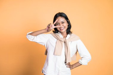 Huzurlu el hareketleriyle izole edilmiş arka planda duran kadın.