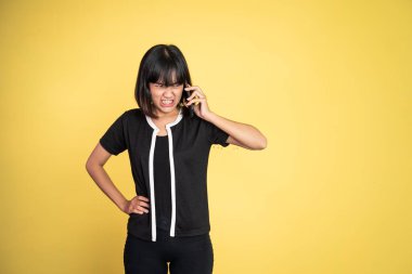 Asyalı kızgın kadın cep telefonuyla arama yapıyor.