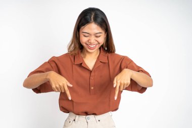 Parmağıyla işaret eden kadın izole edilmiş bir yerde el hareketi yapıyor.