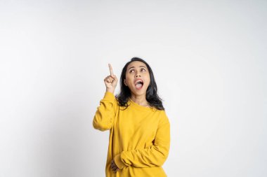 İzole edilmiş arka planda el hareketi yapan bir kadın.