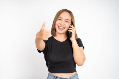 Cep telefonu kullanan genç bir kadın.