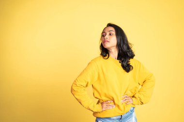 Soyutlanmış arka planda genç Asyalı kadının ciddi bir portresi