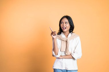 İzole edilmiş arka planda el hareketi yapan bir kadın.