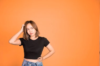 Asyalı düşünceli kadın izole edilmiş bir geçmişe karşı poz veriyor.