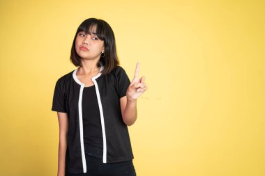 İki avuç içinde reddeden kadın, izole bir arka planda hareket ediyor.