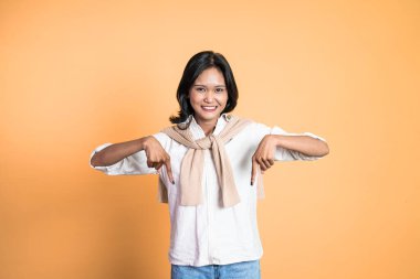 Parmağıyla işaret eden kadın izole edilmiş bir yerde el hareketi yapıyor.