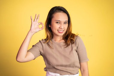 İyi bir el hareketiyle gülümseyen bir kadın.