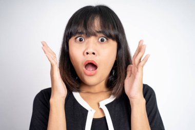 Kadın şok olmuş ve şaşırmış hissediyor.