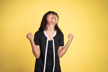 Asyalı kadın başarıyı kutlarken ellerini sıkıyor