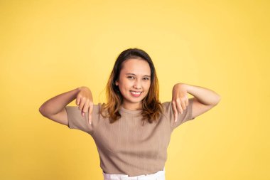 El hareketini işaret eden bir kadın.