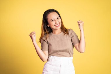 Asyalı kadın başarıyı kutlarken ellerini sıkıyor