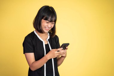 Sosyal medyada akıllı telefon kullanan kadın