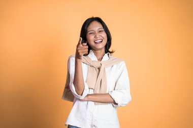 Frong 'u işaret eden ve bir şeye gülen bir kadın.