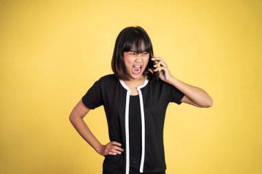 Asyalı kızgın kadın cep telefonuyla arama yapıyor.