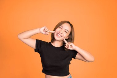 Heyecanlı, güzel bir kadın. Keyif alıyor.