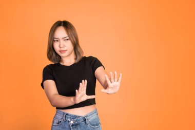 İki avuç içinde reddeden kadın, izole bir arka planda hareket ediyor.