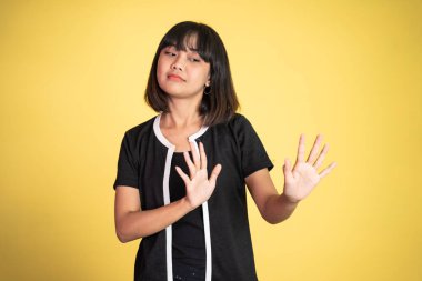 İki avuç içinde reddeden kadın, izole bir arka planda hareket ediyor.