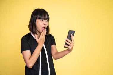 Asyalı kadın cep telefonuna bakarken şok oldu.