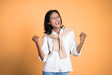 Asyalı kadın başarıyı kutlarken ellerini sıkıyor