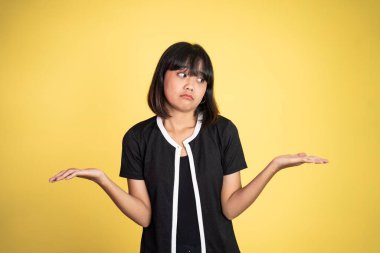 Asyalı kadın iki avuç içini açıyor.