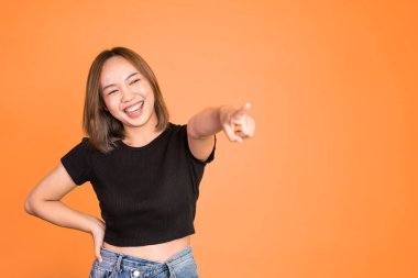 Frong 'u işaret eden ve bir şeye gülen bir kadın.