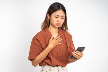 Cep telefonu kullanırken üzgün Asyalı genç kadın