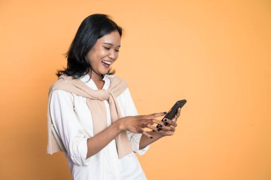 Sosyal medyada akıllı telefon kullanan kadın