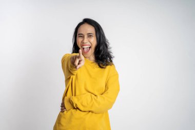 Frong 'u işaret eden ve bir şeye gülen bir kadın.