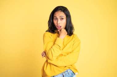 Asyalı genç kadın portresinin ilginç ifadesi