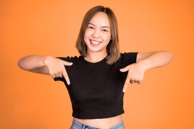 Parmağıyla işaret eden kadın izole edilmiş bir yerde el hareketi yapıyor.