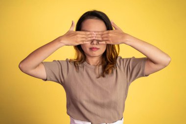 İki avuç içi de izole edilmiş arka planda olan kadın gözlerini kapatıyor.